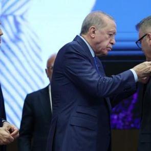 Rozetleri Erdoğan taktı: Seydişehir ve Emirgazi Belediye Başkanları AK Parti'ye katıldı