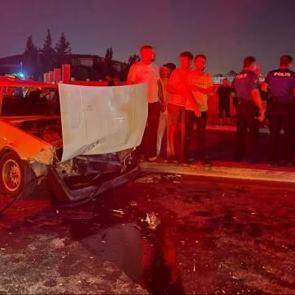 Tarsus'ta otomobil, karşı şeride geçip 2 otomobille çarpıştı; 1 ölü, 8 yaralı