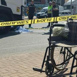 Tekerlekli sandalyedeki kızını yolun karşısına geçirmek isterken TIR çarptı