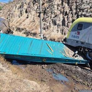 Yük trenleri kafa kafaya çarpıştı!