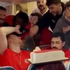 12 Dev Adam'a yurda d&ouml;n&uuml;ş u&ccedil;ağında pasta jesti