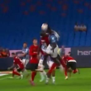 Akyazı'da penaltı itirazı! Hakem devam ettirdi