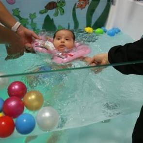 Bebeklerin fiziksel gelişimi için devlet hastanesinde jakuzi ve masaj hizmeti 