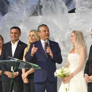 CHP Genel Başkanı Özel, Gökan Zeybek'in oğlunun düğününe katıldı