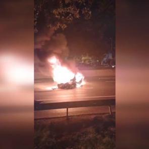 İçinde 5 kişi vardı... Esenler'de otomobil bariyere çarptı, alev alev yandı