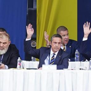 Fenerbah&ccedil;e'de Ali Ko&ccedil; y&ouml;netimi ibra edildi! Trib&uuml;nler tek sesle stadı inletti