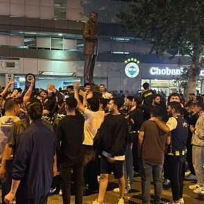 Fenerbah&ccedil;eli taraftarlar, Sadettin Saran'ın başkan se&ccedil;ilmesini stat &ouml;n&uuml;nde kutladı