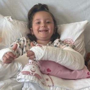 Fransa'da iki kolu kırılan Doğa, Türkiye'de tedavi edildi