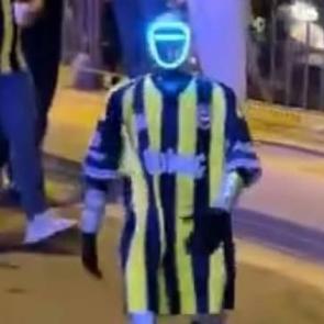 Kadık&ouml;y'de Fenerbah&ccedil;e formalı 'İnsansı Robot' g&ouml;r&uuml;ld&uuml;! Vatandaşlar g&ouml;zlerini alamadı