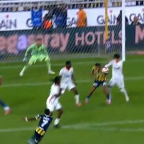 Kadık&ouml;y'de tartışmalı pozisyon! VAR'dan penaltı kararı &ccedil;ıktı ama gol olmadı