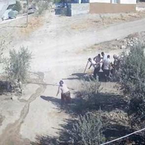 Kafası taşla ezilmek istenen baygın kocasını saldırganlara taş atarak kurtardı