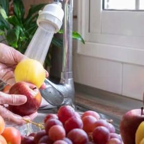 Meyve ve sebzeleri yanlış yıkıyor olabilirsiniz! İşte en doğru yöntemler