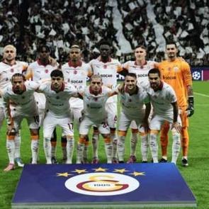 Taraftar Galatasaraylı yıldıza &ouml;fke kusuyor: Onun y&uuml;z&uuml;nden kaybettik