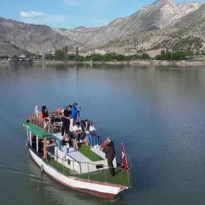 Tekne turu ve muhteşem manzara: Turistler akordiyonla coştu