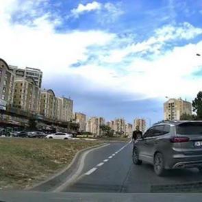 Trafikte akılalmaz kavga! Arabada metrelerce sürükledi