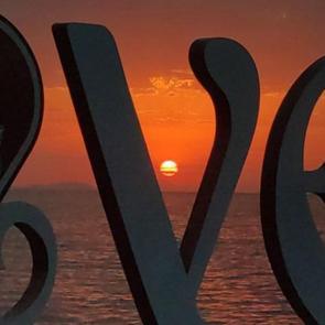 Turuncudan kızıla uzanan ahenk! Göl yüzeyine yansıdı