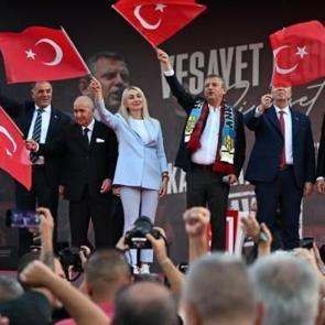 “Vesayet” meydanında “siyaset” dilendiler!