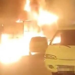 Yangın çıkan oto tamirhanesi ile içindeki 2 araç kullanılamaz hale geldi