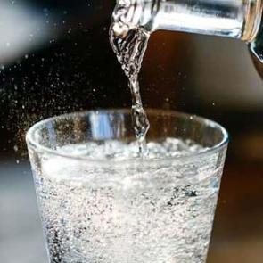 Denemeyen kalmadı, s&uuml;r&uuml;p 5 dakika bekleyin! Maden suyu imdada yetişiyor