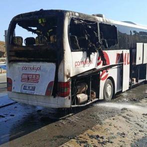 Aydın'da seyir halindeyken alev alan yolcu otobüsü yandı