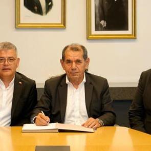 Dursun &Ouml;zbek imzayı attı! Galatasaray anlaşmayı duyurdu