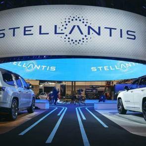 Fiyatını d&uuml;ş&uuml;rd&uuml; ve hızını artırdı! Otomotiv devi b&uuml;y&uuml;k bombayı patlattı