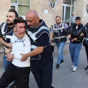 Gasptan tutuklandılar, gazeteciye saldırmaya &ccedil;alıştılar