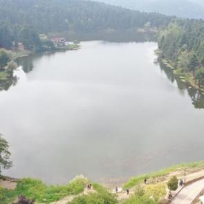 Gölcük Tabiat Parkı’nda sonbahar esintisi! Gölün etrafına yansıdı