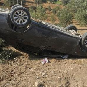 Hatay’da zeytin bahçesine uçan otomobildeki 3 kişi yaralandı