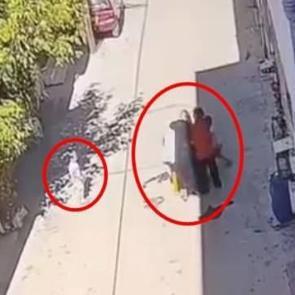 Kucağında &ccedil;ocuğuyla y&uuml;r&uuml;yen anneyi 3 kadın tekme tokat darbetti