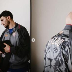 Kul&uuml;b&uuml;n haberi yok: Galatasaray'ın gurbet&ccedil;ileri '&ccedil;akma' formaları tanıttı