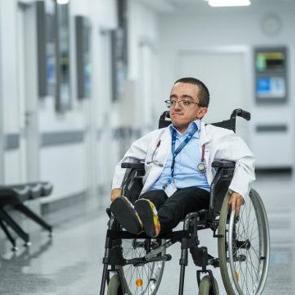 Cam kemik hastalığıyla b&uuml;y&uuml;yen Hamza "doktorluk" hayalini ger&ccedil;eğe d&ouml;n&uuml;şt&uuml;rd&uuml;