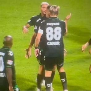 Ma&ccedil;ın &ouml;n&uuml;ne ge&ccedil;ti! Caner Erkin takım arkadaşına tokat attı