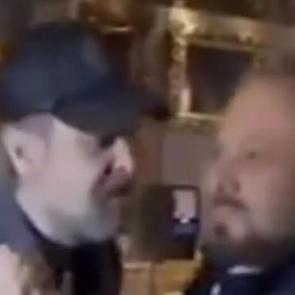 Nejat İşler'den olaylı gece! R&ouml;portaj ısrarına k&uuml;f&uuml;rler etti, muhabir sonunda kafa attı