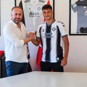 &Uuml;&ccedil; b&uuml;y&uuml;klerin 600 bin Euro teklif ettiği futbolcu 16 yaşında 3. Lig'de profesyonel oldu