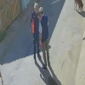 Yaşlı adamı, &lsquo;k&ouml;peklerimi sen mi şikayet ettin&rsquo; diyerek tekme tokat d&ouml;vd&uuml;