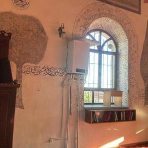 139 yıllık camide şaşırtan manzara: Kıble duvarına yerleştirdiler!