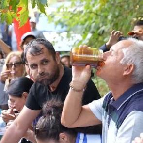 2 dakikada 1 kilogram bal yedi, izleyenler şoke oldu