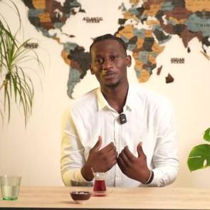  3 yıldır T&uuml;rkiye'de olan Muhammed Osman'dan g&ouml;n&uuml;lleri fetheden muhabbet