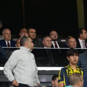 Bakan Bak ve Montella'dan s&uuml;rpriz ziyaret! Birlikte takip ettiler