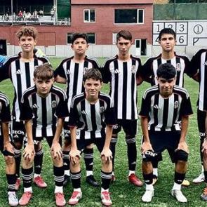 Beşiktaş'ın gen&ccedil;lerinden tarihi fark! Gol olup yağdılar