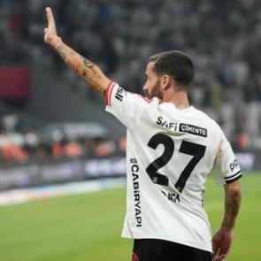 Beşiktaş'ın starı derbi &ouml;ncesi alev aldı: 6 ma&ccedil;ta 5 gol...