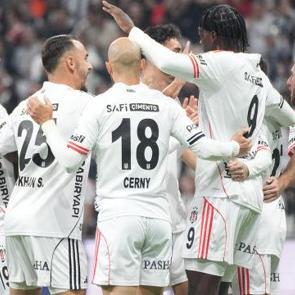 Derbi &ouml;ncesi sakatlık! Beşiktaş'ın iki yıldızı ma&ccedil;a devam edemedi