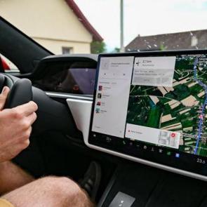 Dokunmatik araba ekranlarına son: Sürücü üzerindeki etkileri paylaşıldı!