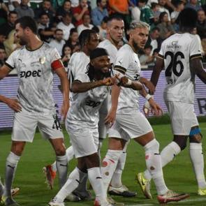 İlk yarıda tam 5 gol attılar ve liderliğe y&uuml;kseldiler