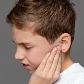 Kulak ağrısı deyip geçmeyin! Çocuklarda işitme kaybına neden olabilir