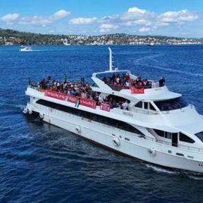 Liverpool taraftarı Filistin bayrağıyla boğazda tur yaptı