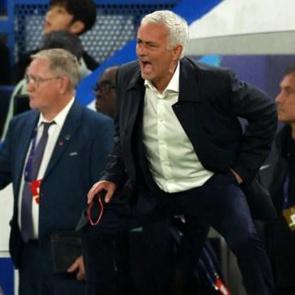 Mourinho'dan 1-0'lık Chelsea yenilgisi sonrası olay Kerem Akt&uuml;rkoğlu &ccedil;ıkışı