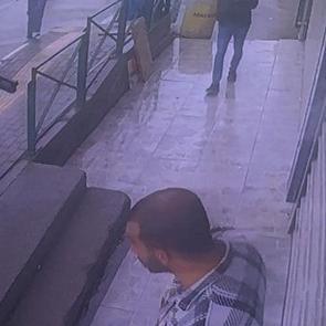 Pompalı t&uuml;fekle dehşet sa&ccedil;tı! Husumetlisini sokak ortasında b&ouml;yle vurdu