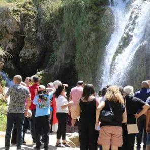Sonbaharın bütün güzellikleri burada: 40 metreden dökülüyor